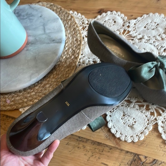 Ann Marino Gray and taupe Heels with Elegant Bow - Picture 6 of 10